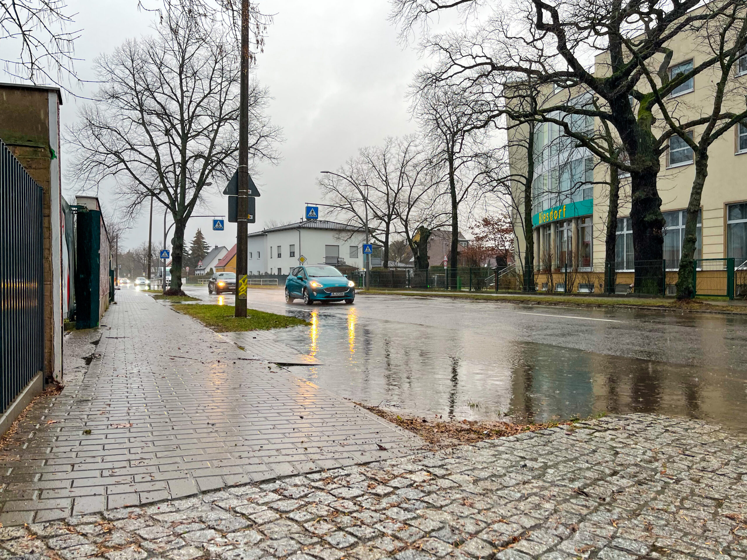 Wasser auf Radweg Köpenicker Straße